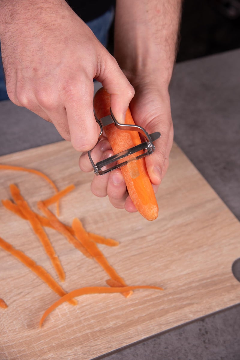ARCOS Professional Chrome-Plated Peeler for Fruits and Vegetables. 5.5 Inch Stainless Steel Kitchen Tool for Precise Cutting. Chef's Gadget with Ergonomic Design. Silver Color - Image 3